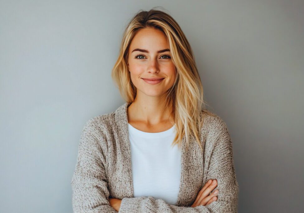 Young woman smiling, representing someone applying to become an egg donor